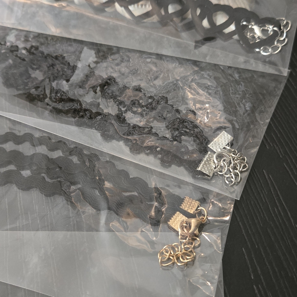 ๐ฎ Y2k Black Lace Choker Necklace Set Heart Wave Pearl Bolo Daisy Silver & Gold - Picture 4 of 8